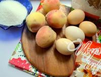 Как испечь шарлотку с персиками